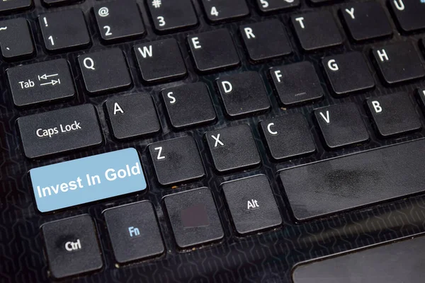 Invest Gold Schreiben Auf Tastatur Isoliert Auf Laptop Hintergrund — Stockfoto