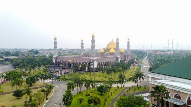 Depok 'taki En Büyük Cami Mescid Kubah Emas, Ramazan Bayramı Resepsiyonu, Seyahat ve Turizm. Depok, Endonezya 15 Haziran 2020