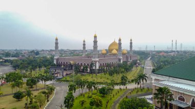 Depok 'taki En Büyük Cami Mescid Kubah Emas, Ramazan Bayramı Resepsiyonu, Seyahat ve Turizm. Depok, Endonezya 15 Haziran 2020