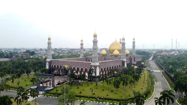 Depok 'taki En Büyük Cami Mescid Kubah Emas, Ramazan Bayramı Resepsiyonu, Seyahat ve Turizm. Depok, Endonezya 15 Haziran 2020