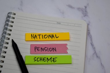 Ofis masasında izole edilmiş yapışkan notlar üzerine Ulusal Emeklilik Planı metni
