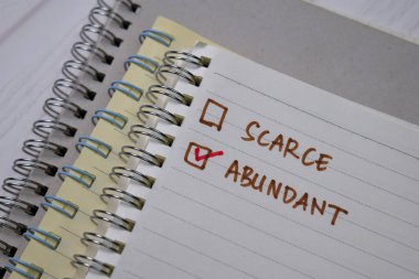 Nadir bulunan ve bol bulunan bir kitap. Ek hizmetler tarafından desteklenen izole ahşap masa.