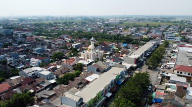 İHA atışı. Yerleşim yerlerinin havadan görünüşü. İnsansız hava aracıyla. Doku arkaplanı doğal.