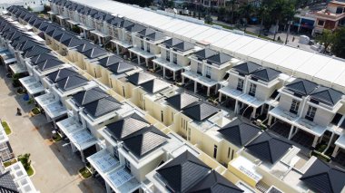 İHA atışı. Yerleşim yerlerinin havadan görünüşü. İnsansız hava aracıyla. Doku arkaplanı doğal.