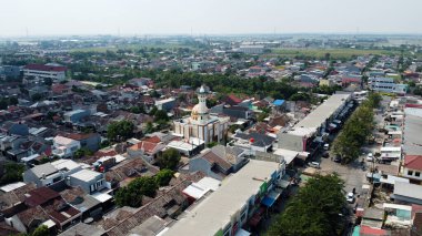 İHA atışı. Yerleşim yerlerinin havadan görünüşü. İnsansız hava aracıyla. Doku arkaplanı doğal.
