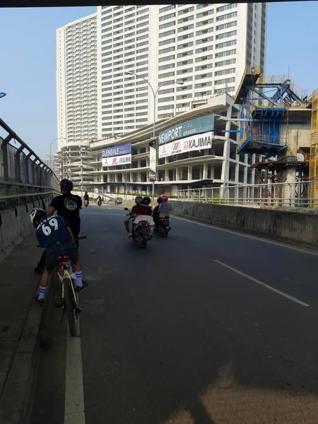 Велосипедист Отдыхает Ограждения Рядом Шоссе Bekasi Индонезия Июнь 2020 — стоковое фото