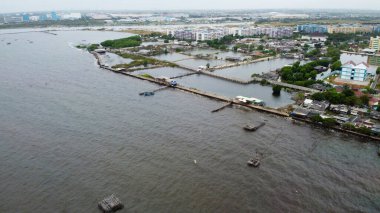 Marunda limanı üzerinde, Jakarta şehir merkezinde, Endonezya 'da geliştirme binaları ve ulaşımı olan hava manzarası. Jakarta, Endonezya 3 Temmuz 2020