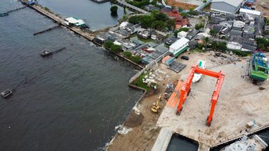 Hava görüntüsü. Konteynır kargo gemisi global ticari ticaret lojistik ve konteynır kargo gemisiyle deniz aşırı ulaşım. Jakarta, Endonezya 3 Temmuz 2020