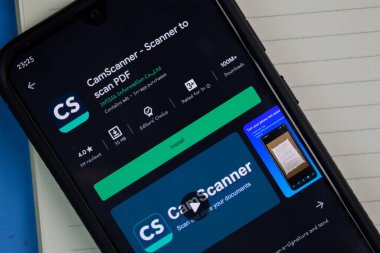 BEKASI, BATI JAVA, İNDONEZYA. 4 Temmuz 2020: Kameraman - Akıllı Telefon ekranında Telefon PDF Yaratıcı Dev uygulaması. CamScanner, INTSIG Information Co. LTD tarafından geliştirilen ücretsiz bir web tarayıcısıdır.