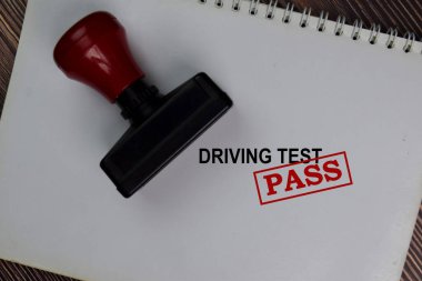 Kırmızı Saplı Lastik Stamper ve Sürücü Test Geçidi metni masada izole edildi.