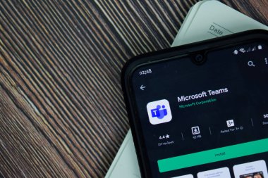 Microsoft Takımları Dev uygulaması Smartphone ekranında. Ekipler Microsoft Corporation tarafından geliştirilen ücretsiz bir web tarayıcısıdır. Bekasi, 11 Temmuz 2020