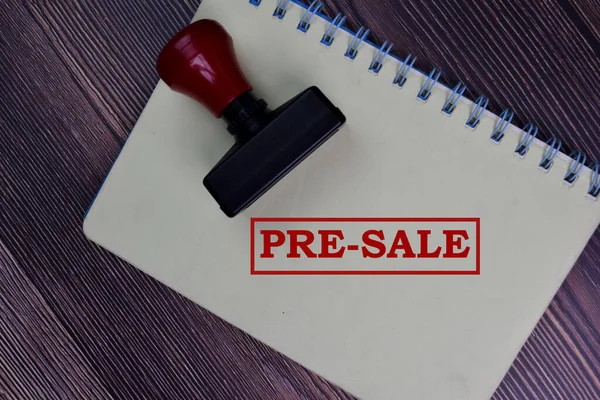 Red Handle Rubber Stamper Pre Sale 텍스트 테이블에 — 스톡 사진