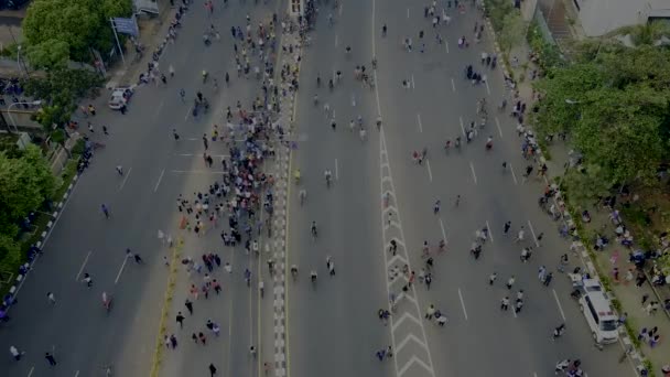 Flygfoto Folkmassa Besöker Den Bilfria Dagen Längs Ahmad Yani Gatan — Stockvideo