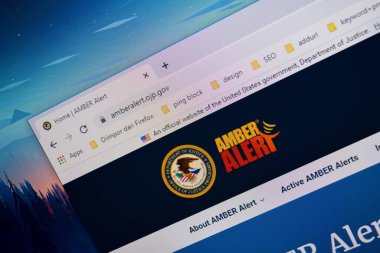 Amber Alarm web sitesinin ana sayfası bilgisayar ekranında. Bir çocuk kaçırma acil yayın sistemi. Bekasi, 21 Temmuz 2020