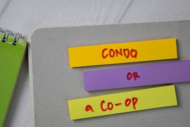 Ofis masasında izole edilmiş yapışkan notlar üzerine kooperatif metni ya da kooperatif.