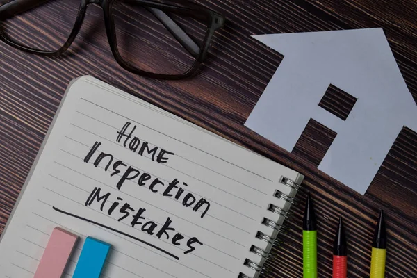 Home Inspection Chyby Text Napsat Knihu Izolovaný Dřevěný Stůl — Stock fotografie