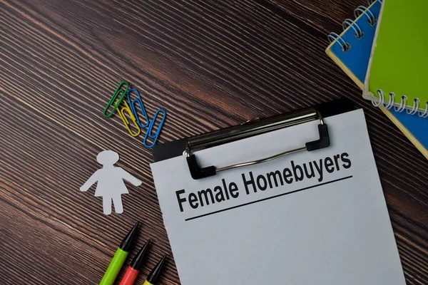 Feminino Homebuyers Texto Escrever Sobre Papelada Isolada Mesa Escritório — Fotografia de Stock