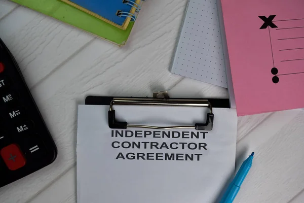 Acuerdo Contrato Independiente Escribir Papeleo Aislado Escritorio Oficina — Foto de Stock