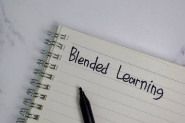 Harmanlanmış Öğrenme, ofis masasındaki izole bir kitaba yazılıyor..