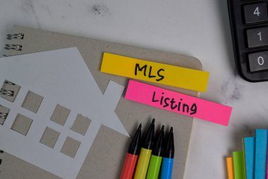 Ofis masasında izole edilmiş yapışkan notlara MLS Listeleme.