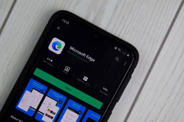Microsoft Edge dev uygulaması Smartphone ekranında. Edge, Microsoft Corporation.BEKASI, Batı JAVA, INDONESIA tarafından geliştirilen ücretsiz bir web tarayıcısıdır. 13 Ağustos 2020