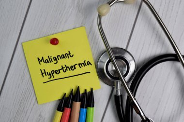 Kötü huylu hipertermi mesajı ofis masası ile yapışkan notlar üzerine. Sağlık / Tıbbi Konsept