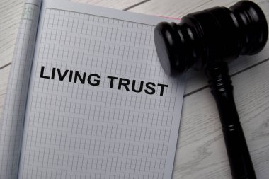 Living Trust bir kitap yazdı ve Tokmak ofis masasında izole oldu..