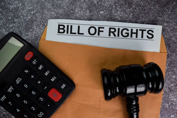 Bill Rights Tekst Met Document Bruine Envelop Hamer Geïsoleerd Bureau — Stockfoto