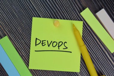 Devops ofis masasındaki yapışkan notlara yazıyor..