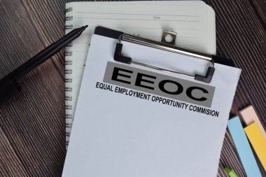 Eşit İstihdam Fırsatı Komisyonu (EEOC) ofis masasında izole edilmiş belge formu metni.