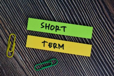 Ofis masasında izole edilmiş yapışkan notlar üzerine kısa dönem metin