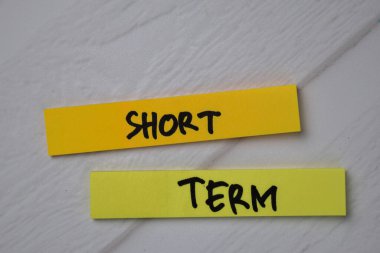 Ofis masasında izole edilmiş yapışkan notlar üzerine kısa dönem metin