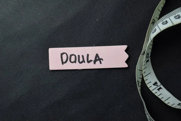 Ντούλα Γράφει Αυτοκόλλητες Σημειώσεις Που Είναι Απομονωμένες Στο Γραφείο — Φωτογραφία Αρχείου