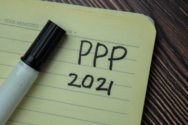 PPP 2021, ofis masasındaki izole bir kitaba yaz.