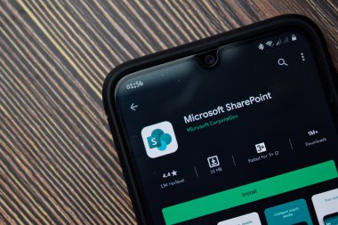 Microsoft SharePoint dev uygulaması Smartphone ekranında. SharePoint, Microsoft Corporation tarafından geliştirilen ücretsiz bir web tarayıcısıdır. BEKASI, BATI JAVA, İNDONEZYA. 14 Eylül 2020
