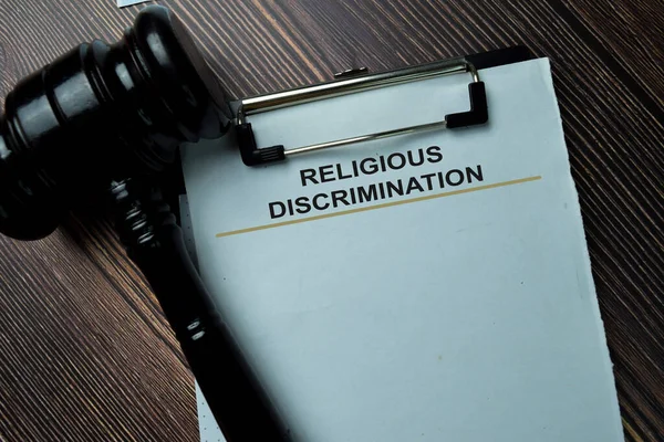 宗教差別文書様式と黒人裁判官は事務所の机の上に置かれている 法概念 — ストック写真