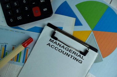 Yönetici Muhasebe, ahşap masaya izole edilmiş bir kağıt üzerine yazı yazacak..