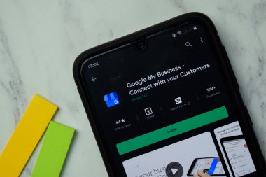 Google My Business dev uygulamasını Smartphone ekranında büyüteçle. My Business, Google LLC tarafından geliştirilen ücretsiz bir web tarayıcısıdır. BEKASI, BATI JAVA, İNDONEZYA. 24 Eylül 2020