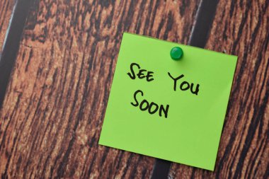 See You Soon ofis masasındaki yapışkan notlara yazacak..
