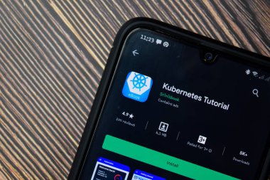 Kubernetes 'in Smartphone ekranında büyüteç kullanan dev uygulaması. Kubernetes, Srinisbook tarafından geliştirilen ücretsiz bir web tarayıcısıdır. BEKASI, BATI JAVA, İNDONEZYA. 30 Eylül 2020