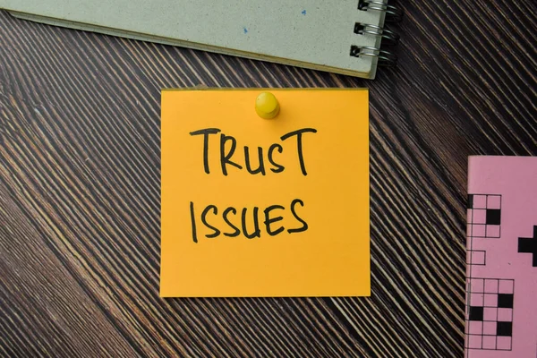 Trust Issues Schrijven Plakkerige Notities Geïsoleerd Kantoor — Stockfoto