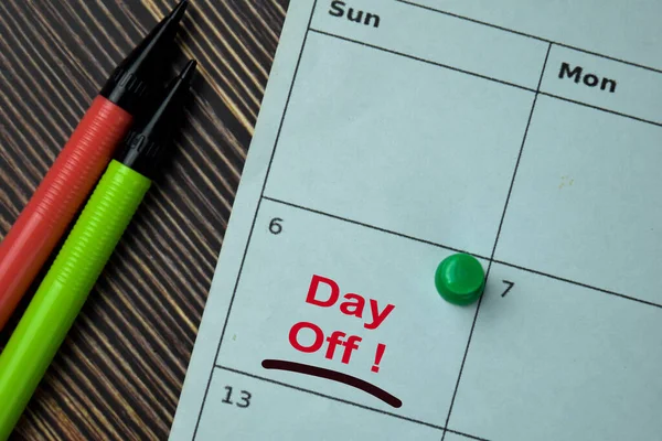 Día Libre Calendario Mensual Marcado Sexto Aislado Sobre Mesa —  Fotos de Stock