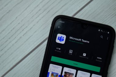 Microsoft Takımları Dev uygulaması ve akıllı telefon ekranında büyütme. Microsoft Teams, Microsoft Corporation tarafından geliştirilen ücretsiz bir web tarayıcısıdır. BEKASI, BATI JAVA, İNDONEZYA. 3 Ekim 2020