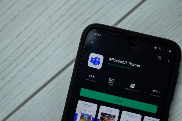 Microsoft Teams Aplicación Desarrollo Con Magnificación Pantalla Del Teléfono Inteligente — Foto de Stock