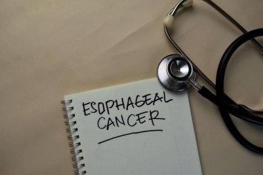 Esophageal Kanser, ofis masasındaki izole bir kitaba yazıyor..