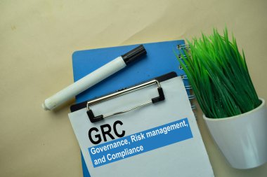 GRC - Yönetim, Risk Yönetimi ve Uyum Ofis masasında izole edilmiş bir evrak üzerine yazılar.