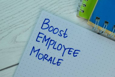 Çalışan Moralini Arttır. Ofis masasında izole bir kitap yaz..