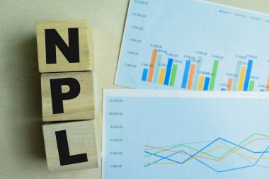 Tahta arka planda NPL sözcüğünün kullanıldığı tahta küplerin konsepti.