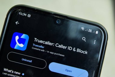 Smartphone ekranında Gerçek Arayıcı uygulaması. Caller ID and Block, True Caller tarafından geliştirilen ücretsiz bir web tarayıcısıdır. Bekasi, Endonezya, 2 Mart 2024