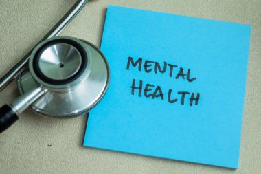 Akıl Sağlığı kavramı, ahşap masa üzerine izole edilmiş steteskopla yapışkan notlara yazılır..